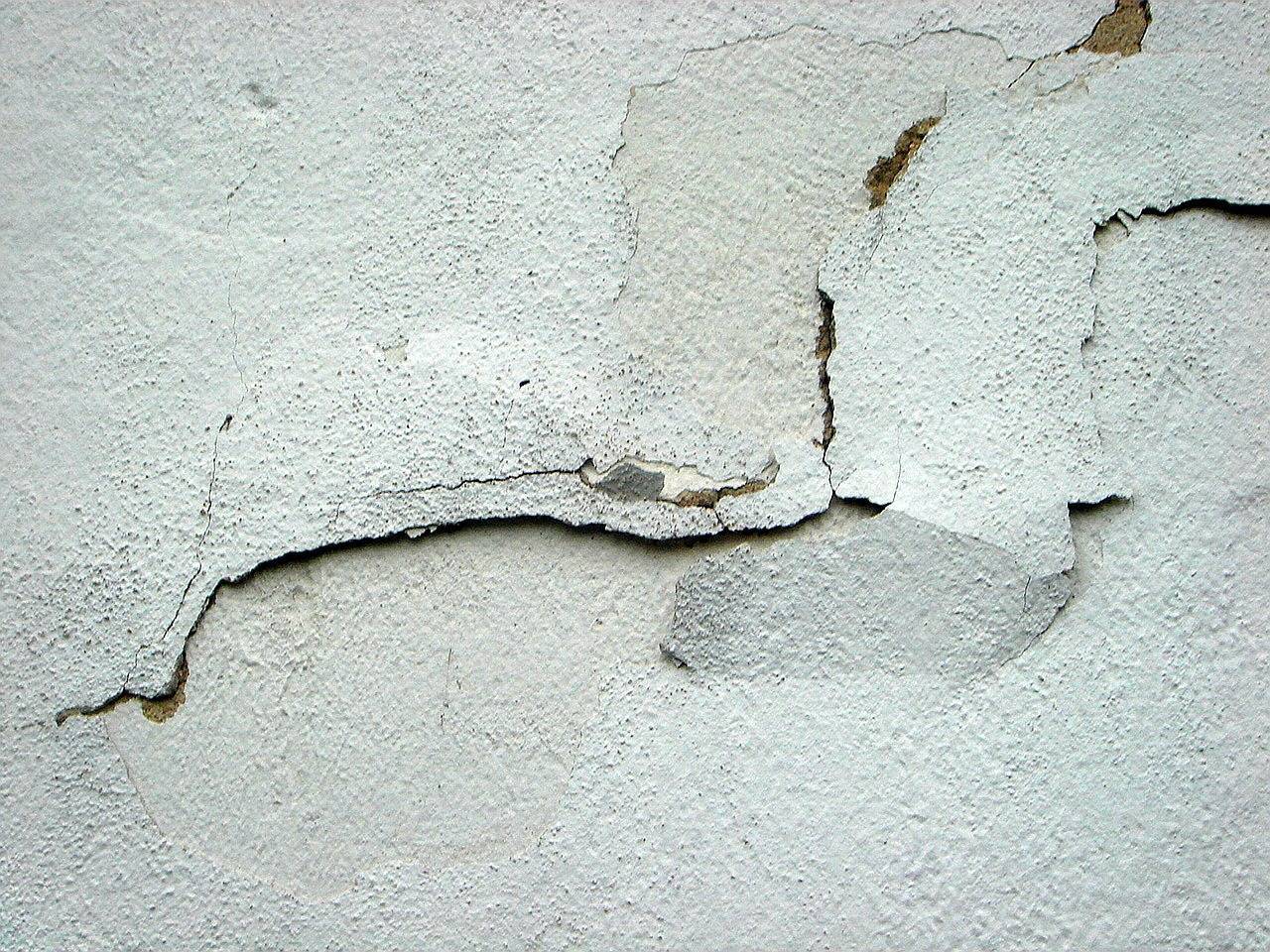 Почему появляются трещины в штукатурке и как сделать стены снова ровными? | строй легко