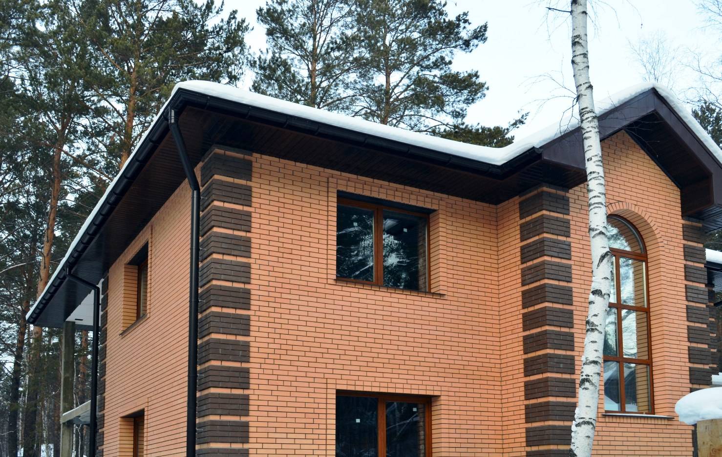 Кирпичный фасад частного дома: варианты и цветовая гамма отделки, фото