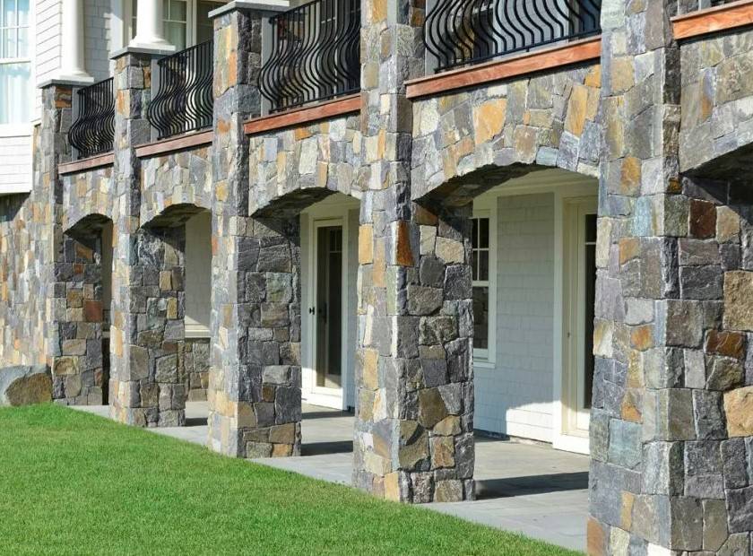 Натуральный камень как украшение и защита фасада вашего дома