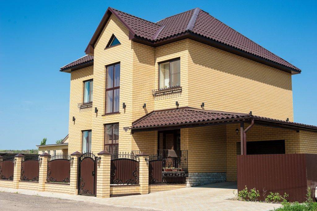 Дома из желтого кирпича: фасады с коричневой отделкой, проекты на фото