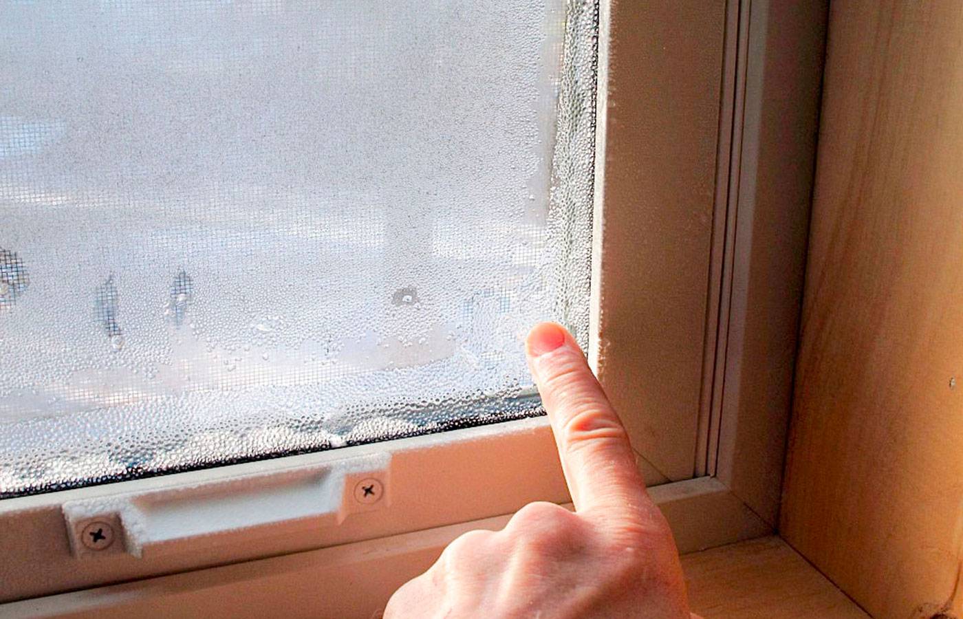 Устраняем проблему запотевания и замерзания пластиковых окон на балконе