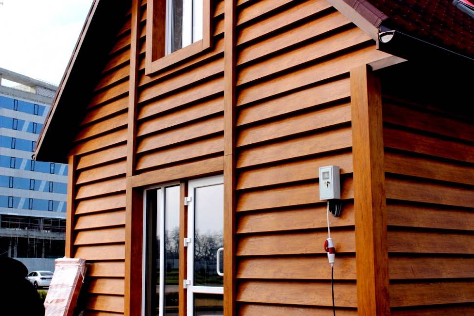Каким сайдингом лучше всего обшить деревянный дом?
