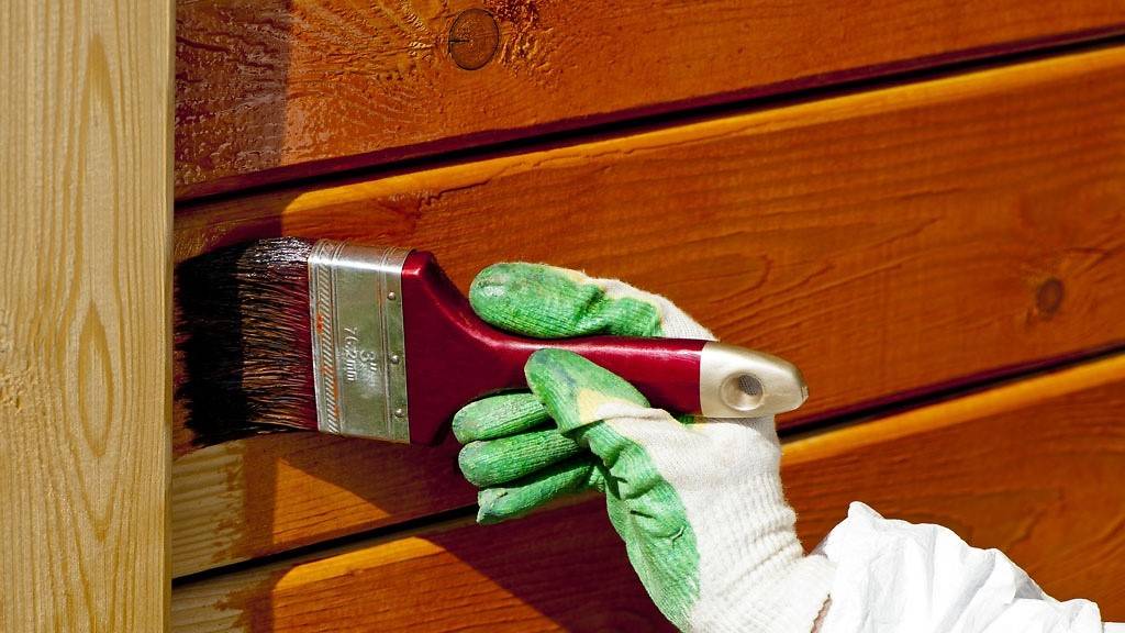 Покраска деревянного дома: выбор краски и расчет нужного количества материала