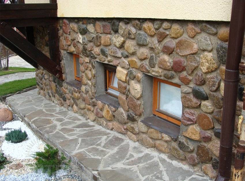 Облицовка фасадов натуральным камнем: особенности технологии, преимущества и недостатки