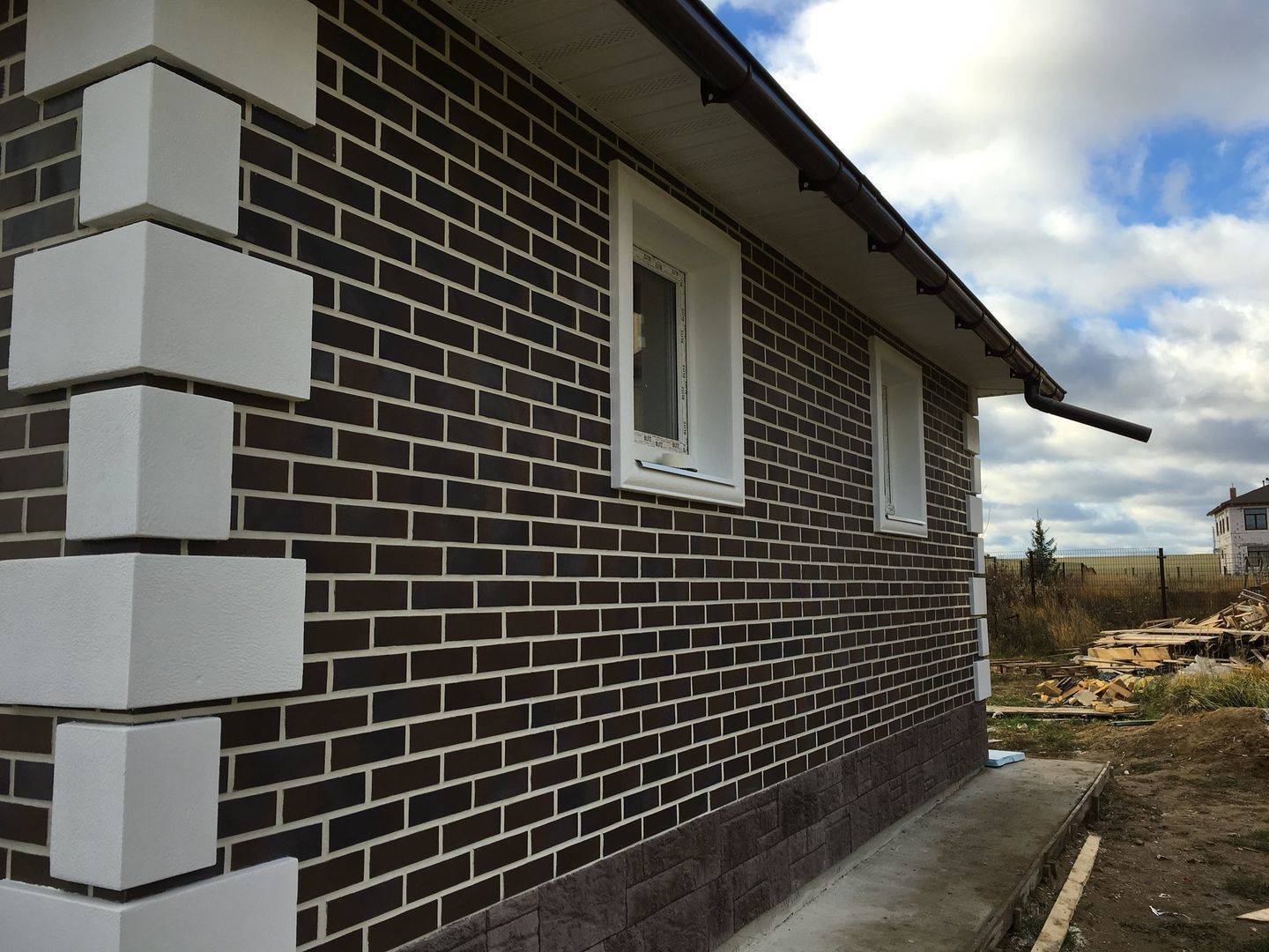 Фасадные панели под кирпич: для наружной (внешней) отделки фасада дома, фото отделочных материалов, монтаж
