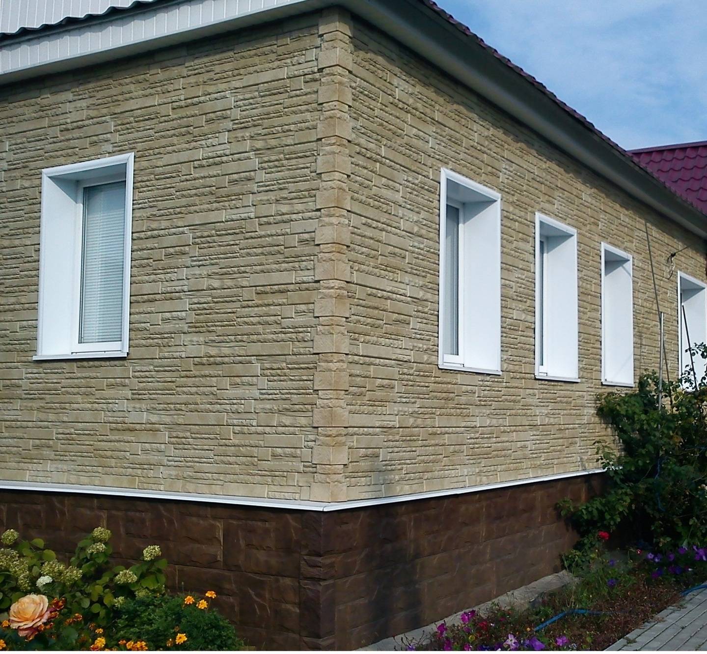 Фасадные панели для наружной отделки дома из искусственного камня