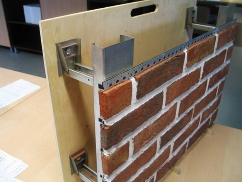 Как производится укладка фасадной плитки при помощи клея и саморезов