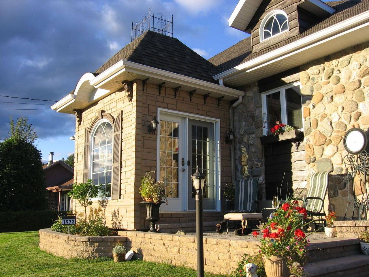 Дом – фасад, дизайн частного загородного котеджа и отделка дома снаружи