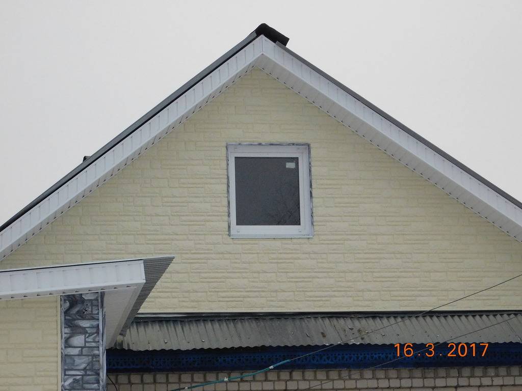 Как и чем обшить фронтон крыши дома: обзор способов заделки и облицовки