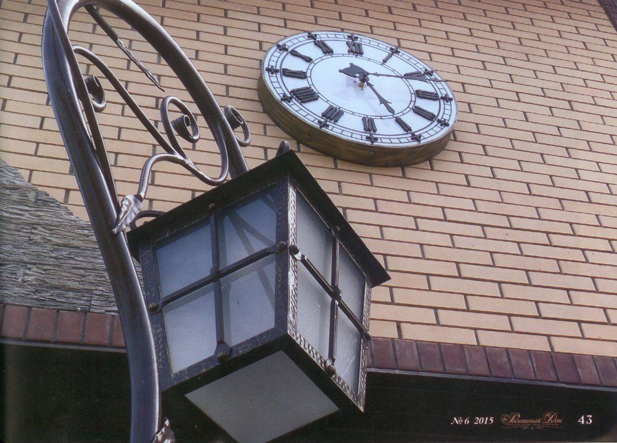 Уличные часы для загородного. Уличные часы. Часы настенные уличные. Уличные часы на фасад. Часы уличные для дачи.