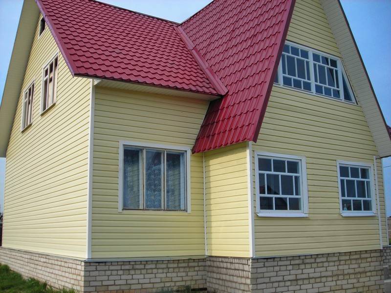 Дома обшитые сайдингом фото с красной крышей