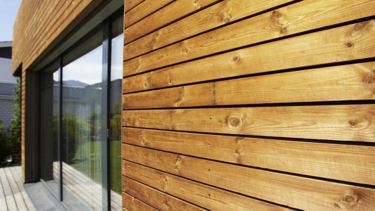 Виды материалов для фасадов из дерева: панели, сайдинг, блок-хаус, дранка